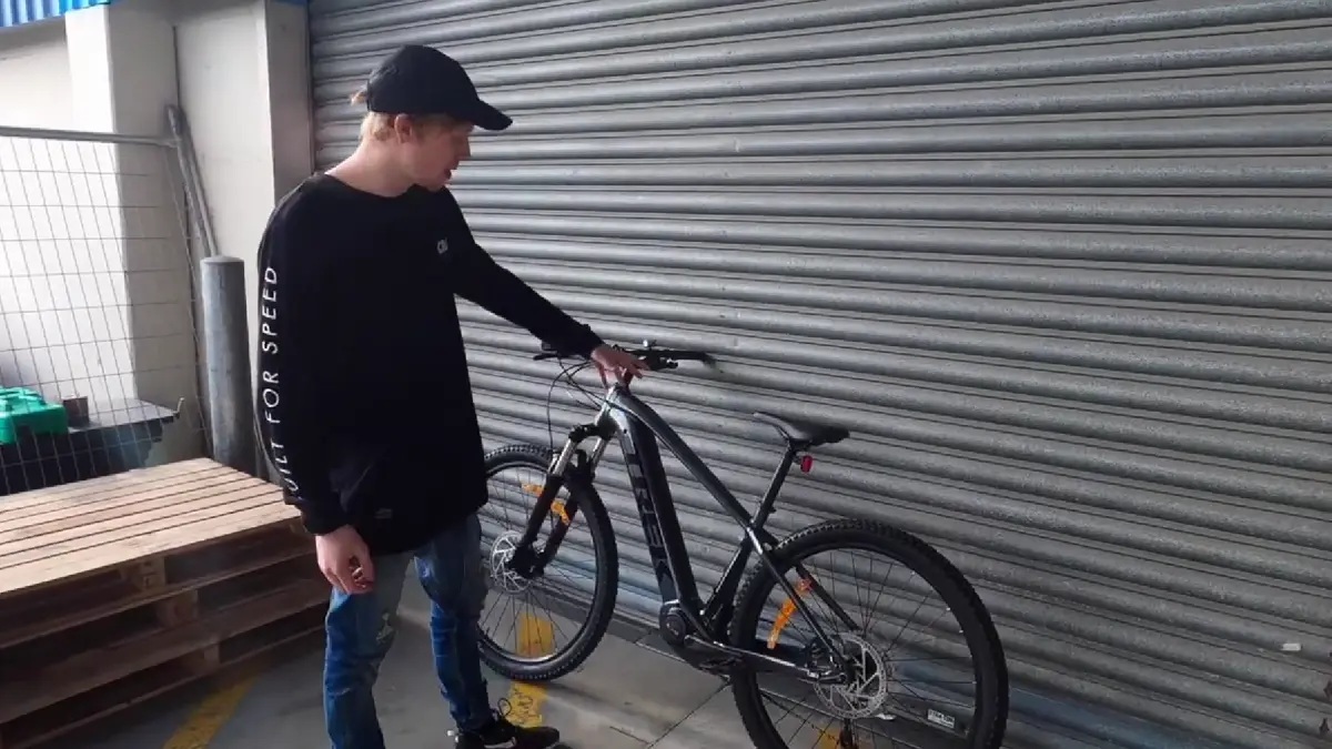 Trek Powerfly 4 2021 hadir dengan motor Bosch CX baru, frame lebih ringan, dan Shimano Deore untuk riding lebih nyaman.
(screenshot youtube)