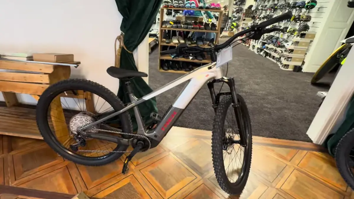 Trek Powerfly+ 6 2025 hadir dengan Bosch CX 85 Nm, Shimano XT, dan rem 4 piston untuk city ride hingga trail.
(screenshot youtube)