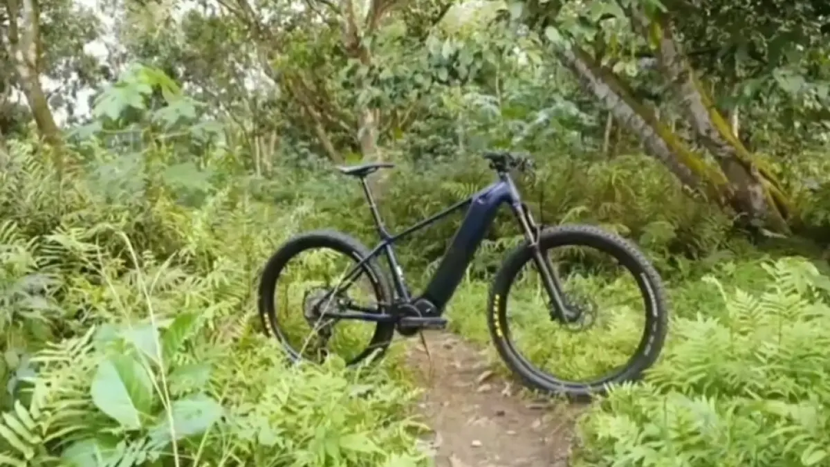 United Clovis E-Bike pakai Shimano E8000, baterai 100 KM, groupset Deore XT, dan dibanderol Rp53 juta.
(screenshot youtube)