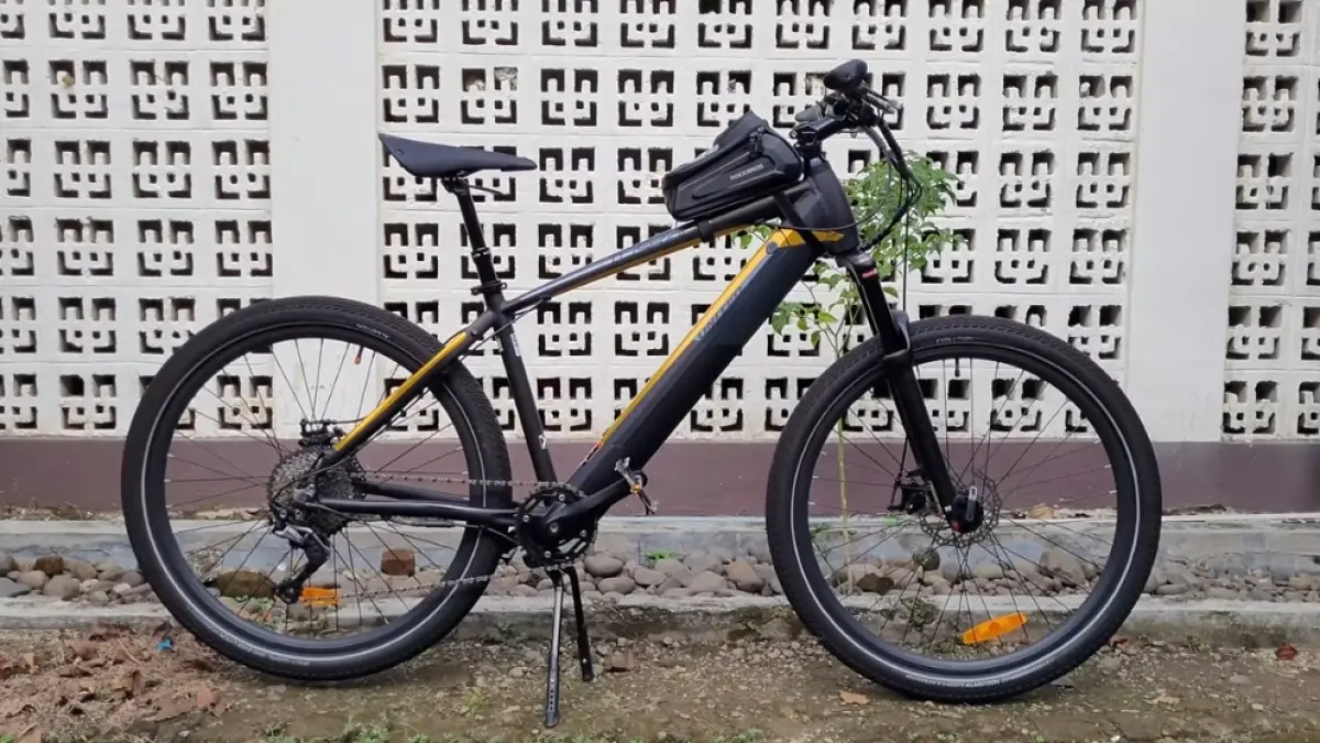 United Oskar E-Bike hadir dengan pedal assist, baterai 80 KM, motor 350 watt, dan kecepatan maksimal hingga 40 km/jam.
(screenshot youtube)