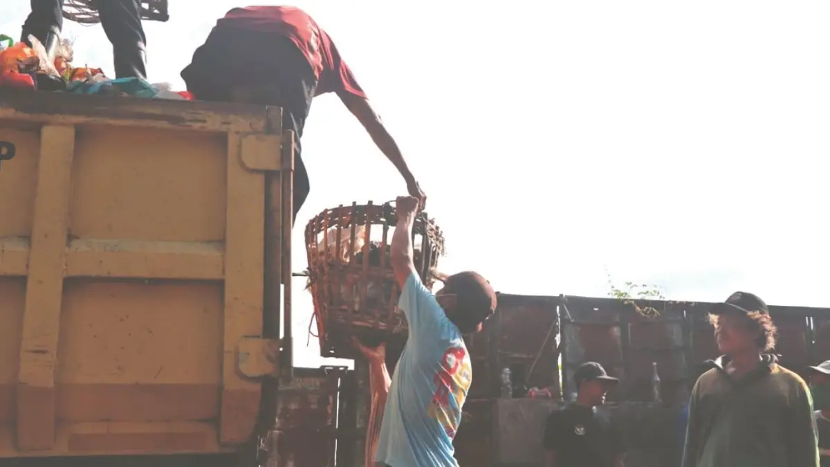 Warga Kelurahan Bago, Kecamatan Tulungagung, bekerja bakti membersihkan sampah beberapa waktu lalu.(RAHIIQ AL BACHRI/RADAR TULUNGAGUNG)