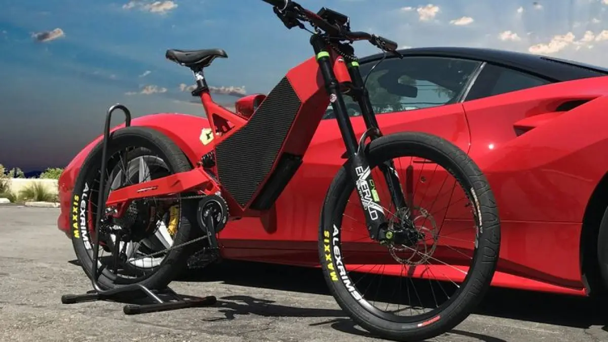 EKX X21 Max jadi sepeda listrik mirip Sur Ron dengan kecepatan tinggi, fitur modern, dan harga lebih terjangkau.