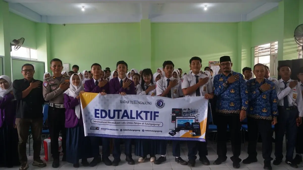 GM Radar Tulungagung Andrian Sunaryo berfoto bersama para pemateri Edutalktif, yaitu Kanit Kamsel Satlantas Polres Tulungagung Iptu Sunondo, Kabid Angkutan dan Sarana Dishub Tulungagung Oki Sakti Nugrahajati, dan siswa-siswi peserta.(SANDY YUWANA/RADAR TULUNGAGUNG)