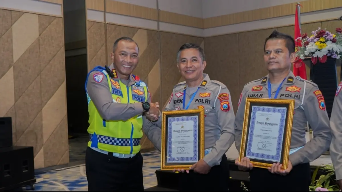 Kanit Kamsel Satlantas Polres Tulungagung Iptu Sunondo saat menerima penghargaan dari Polda Jatim.