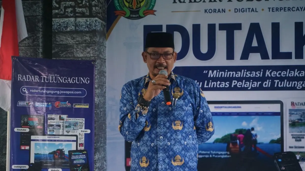 Kepala SMPN 1 Boyolangu, Adi Sutignyo, saat memberikan sambutan pembuka untuk event Edutalktif Radar Tulungagung bersama Satlantas dan Dishub Tulungagung, kemarin (18/5).
