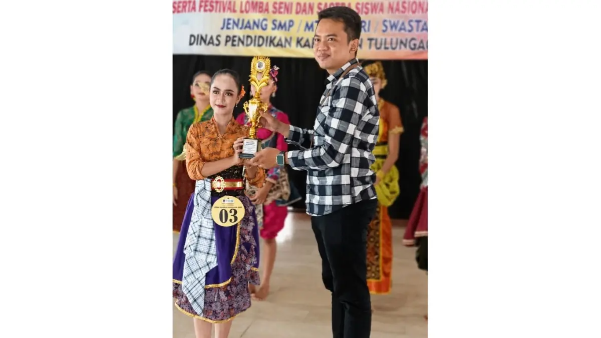 Salah satu siswi SMPN 1 Boyolangu saat meraih juara FLS3N.