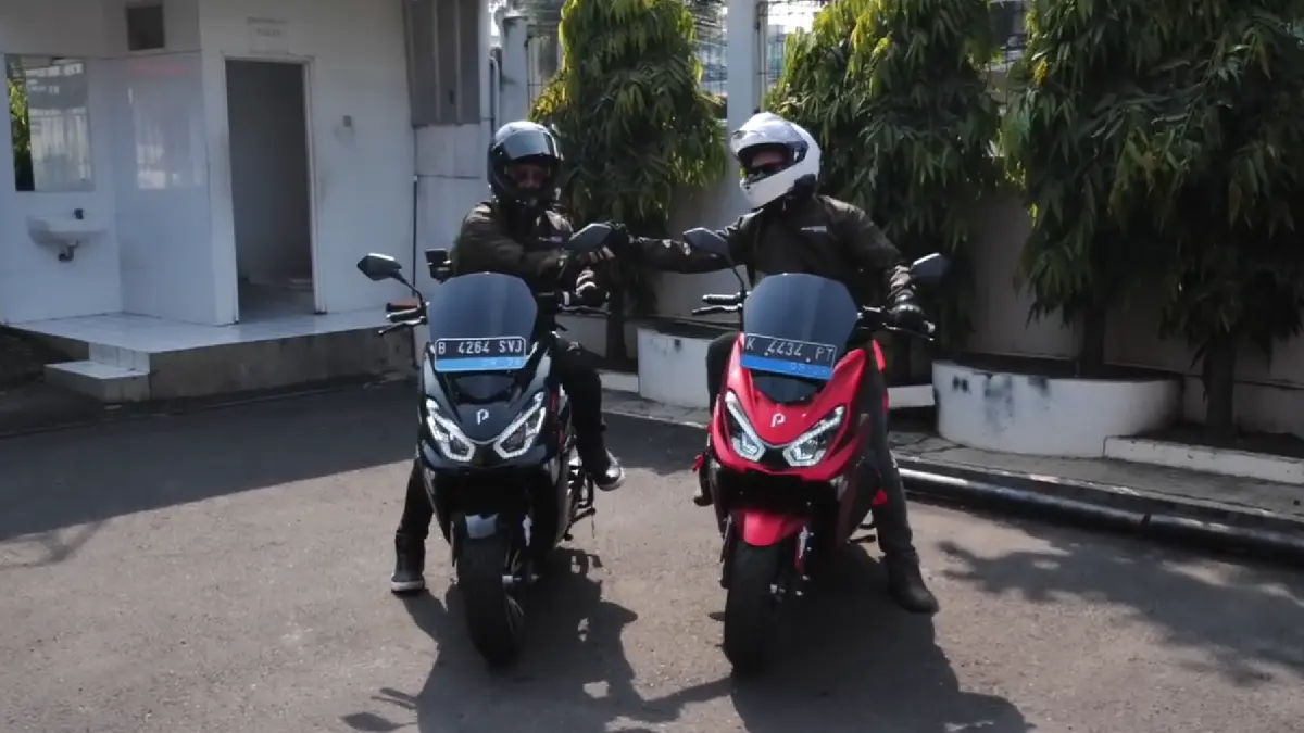 Touring motor listrik Polytron Fox Air ke Bangkalan Madura sukses, baterai masih tersisa 60 persen usai lewat Suramadu.
(screenshot youtube)