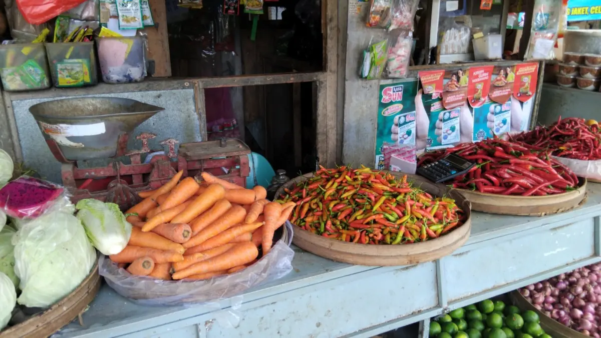 Pedagang pasar merasakan kenaikan harga komoditas bahan pokok.