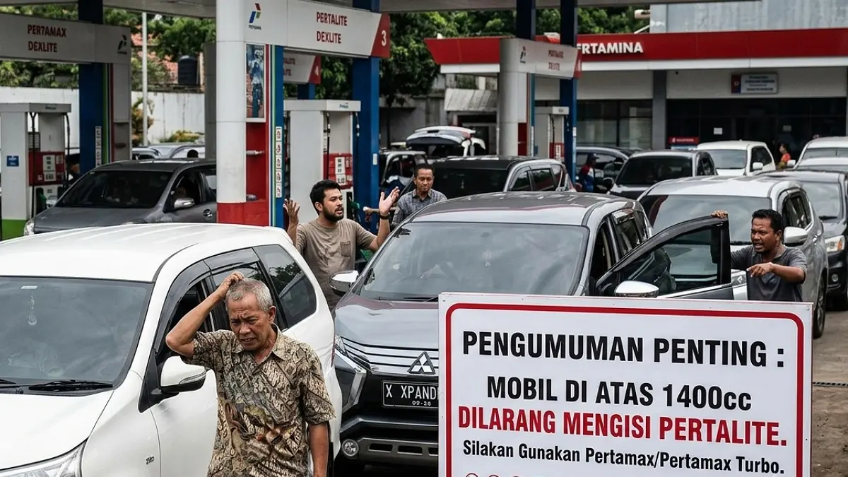 Pertamina menegaskan belum ada arahan resmi soal mobil di atas 1.400 cc dilarang isi Pertalite mulai 1 Juni 2026. Isu viral WhatsApp belum terbukti.(Gemini Ai)