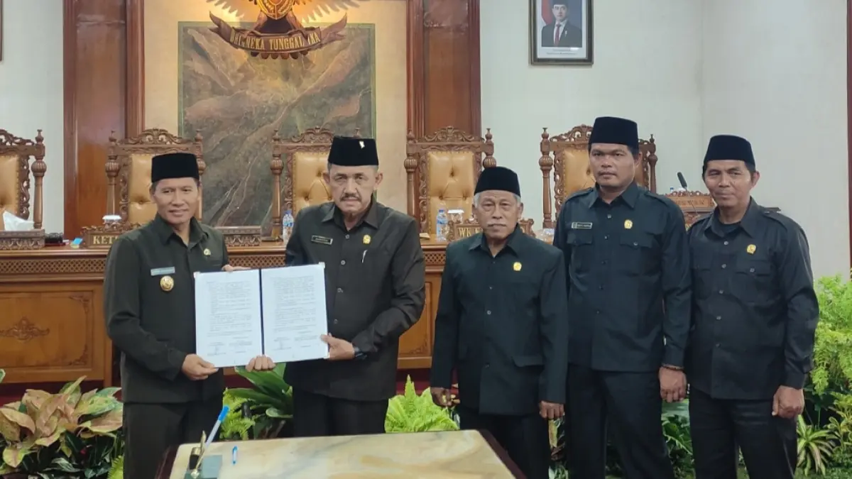 Plt Bupati Tulungagung Ahmad Baharudin bersama jajaran pimpinan DPRD Kabupaten Tulungagung saat menandatangani Ranperda (20/5).