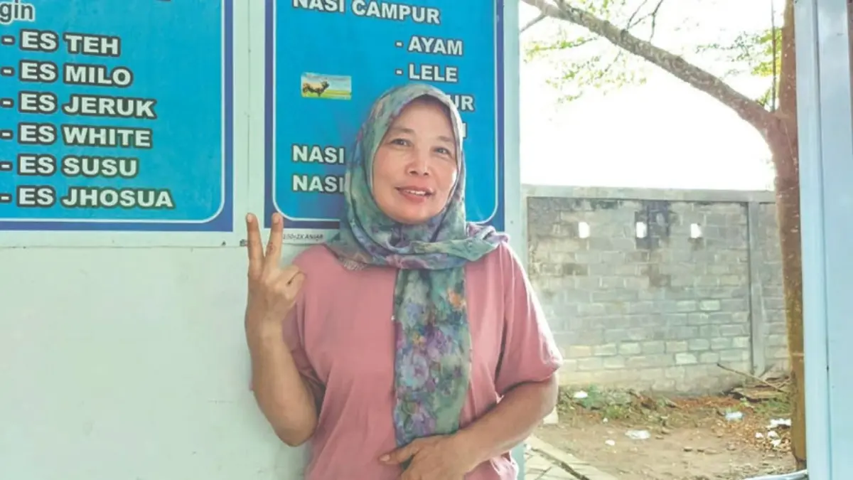 Anjar, salah satu pedagang makanan di area Pasar Hewan Terpadu. Dia tidak mau mengurangi bumbu masakan yang berpengaruh ke rasa.(RAHIIQ AL BACHRI/RADAR TULUNGAGUNG)