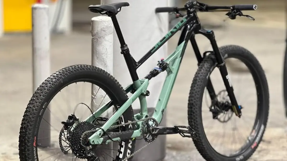 Harga Polygon Siskiu T7E turun drastis saat Black Friday. E-bike trail Shimano EP801 ini disebut setara sepeda Rp80 jutaan.