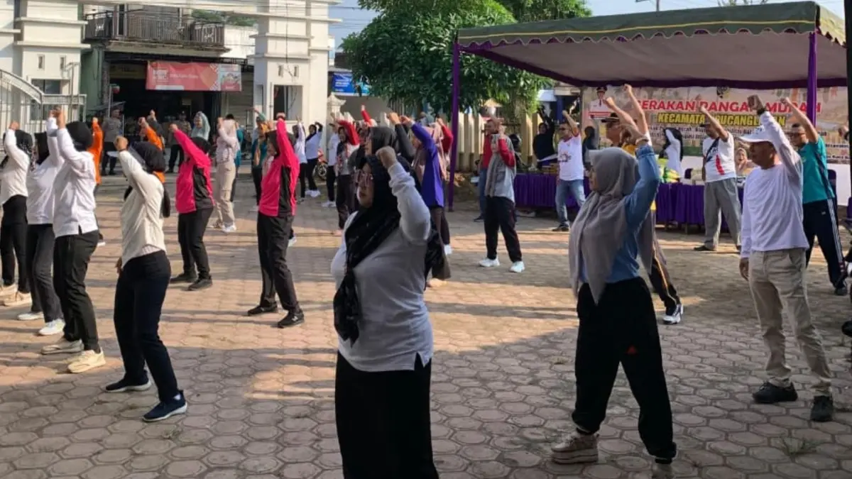 Kegiatan senam sehat bersama di acara Gerakan Pangan Murah oleh Pemerintah Kecamatan Pucanglaban, Tulungagung, Kamis (21/5/2026).
