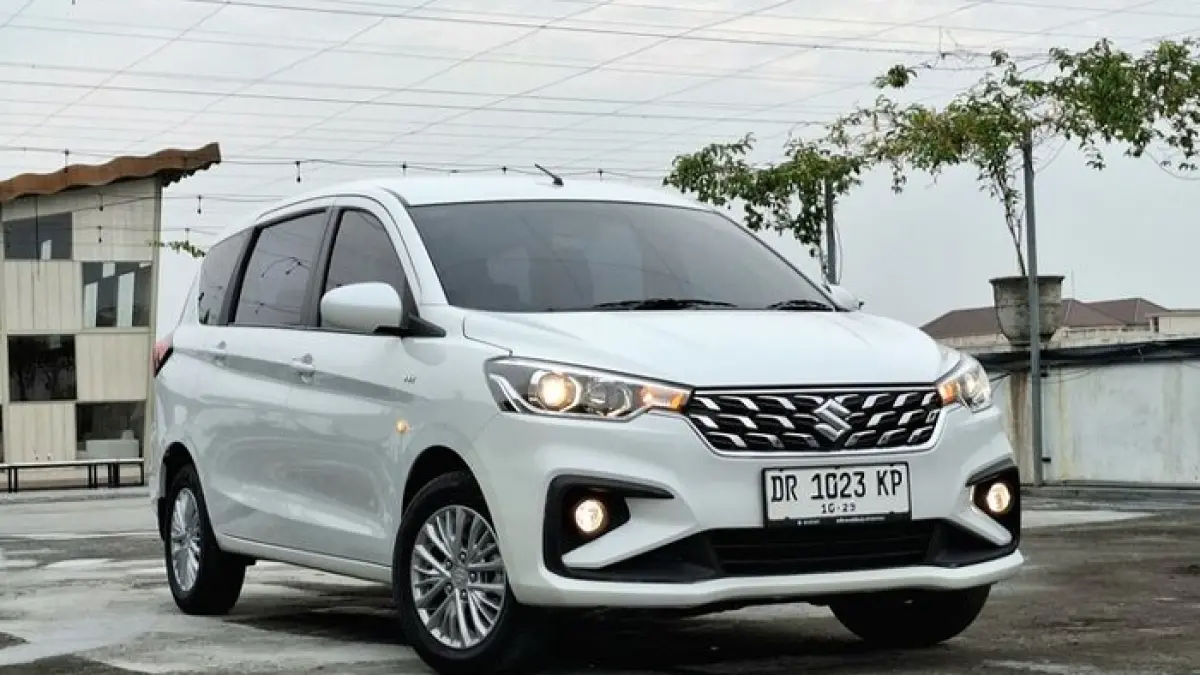 Suzuki Ertiga Cruise Hybrid hadir lebih sporty dengan body kit baru dan fitur modern, tetap jadi MPV keluarga irit favorit. (Pinterest)