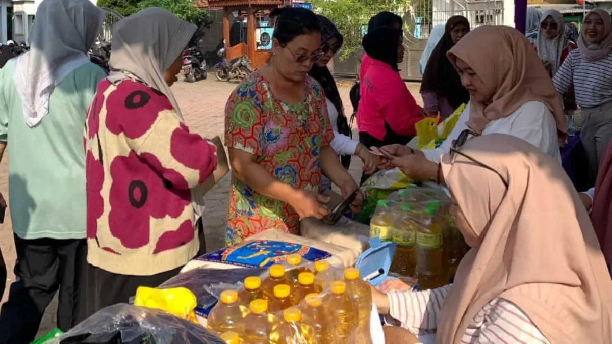 Warga saat membeli bahan pokok di kegiatan Gerakan Pangan Murah oleh Pemerintah Kecamatan Pucanglaban, Tulungagung, Kamis (21/5/2026).