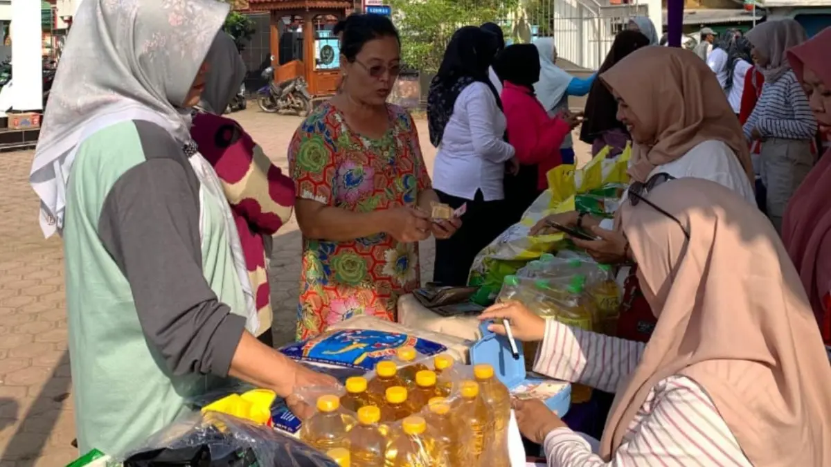 Warga saat membeli bahan pokok di kegiatan Gerakan Pangan Murah oleh Pemerintah Kecamatan Pucanglaban, Tulungagung, Kamis (21/5/2026).