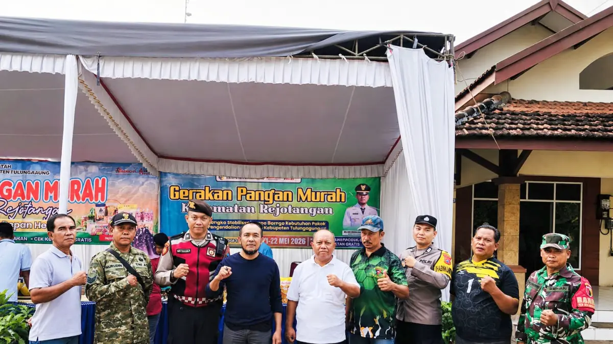 Foto bersama lintas sektor pada kegiatan Gerakan Pangan Murah (GPM) di Kecamatan Rejotangan, Tulungagung, Kamis (21/5/2026).(PEMERINTAH KECAMATAN REJOTANGAN UNTUK RADAR TULUNGAGUNG)