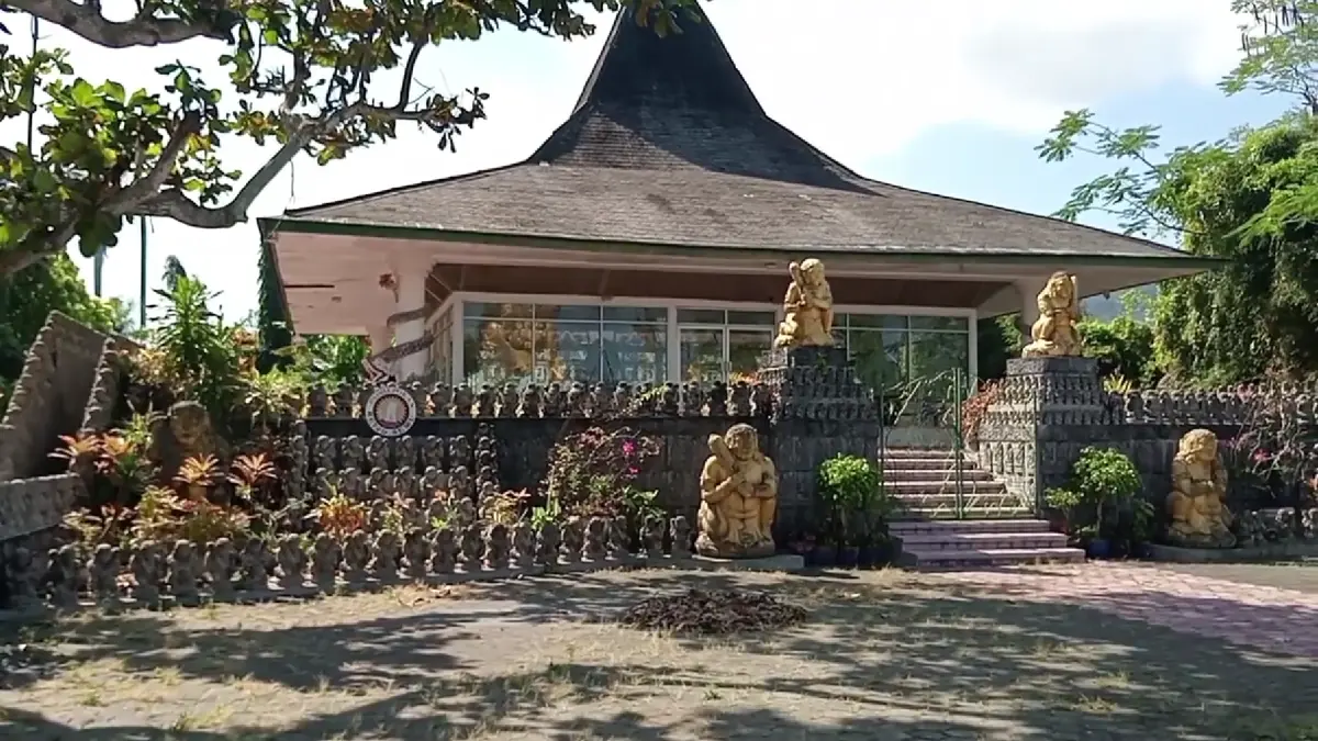 Reco Pentung Tulungagung pernah jadi raja rokok Jawa Timur. Anak Haji Sumiran bongkar kisah perjuangan dan runtuhnya pabrik legendaris itu.
(screenshot youtube)