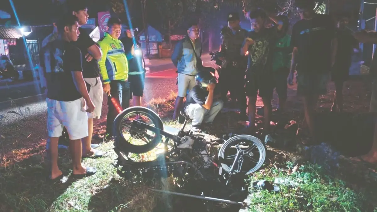 Warga merubungi lokasi kecelakaan yang merenggut satu korban jiwa di jalanan Kelurahan Jepun, Kecamatan Tulungagung, pada Rabu (20/5/2026) malam.(SATLANTAS POLRES TULUNGAGUNG UNTUK RADAR TULUNGAGUNG)