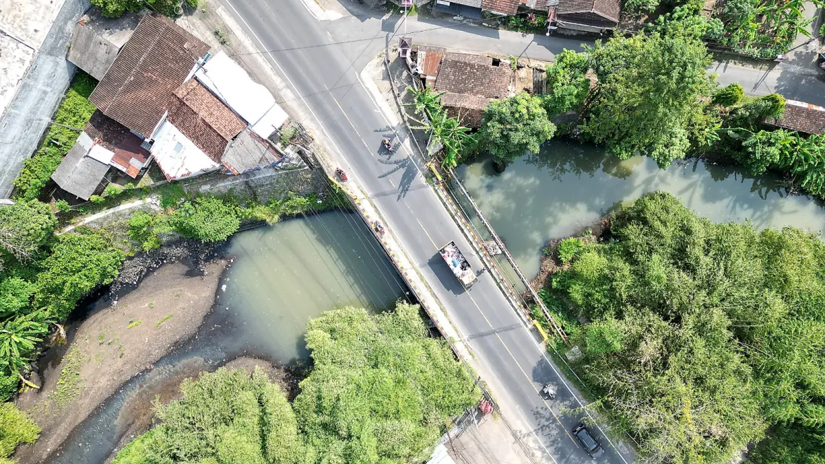 Jembatan Gondang 1 yang rencananya akan dibongkar untuk diperbaiki mulai 29 Mei 2026.(ANGGI SEPTIAN/RADAR TULUNGAGUNG)