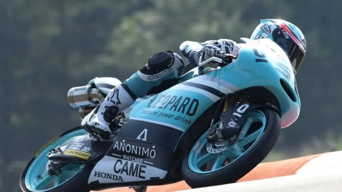 Veda Ega Pratama bikin Moto3 2026 gempar usai tampil brutal di Mugello. Aksinya bahkan disebut mirip Valentino Rossi.(Gemini AI)