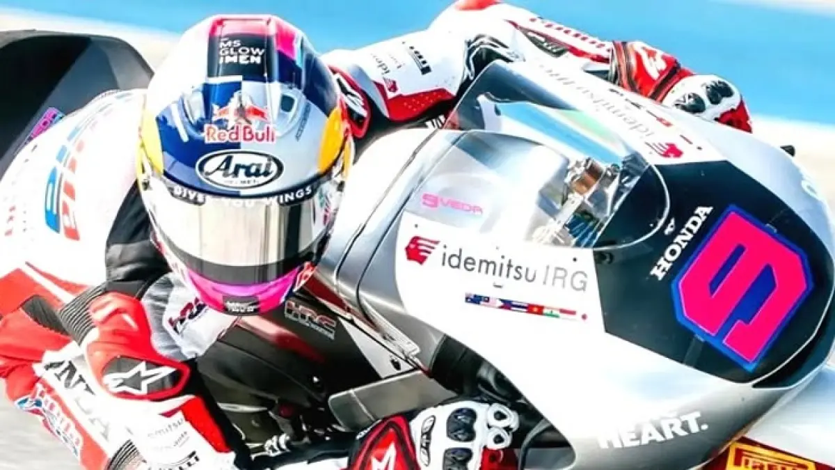 Veda Ega Pratama gegerkan Moto3 Catalunya 2026 usai start P21. Valentino Rossi puji gaya balapnya dan prediksi comeback besar.(Gemini AI)