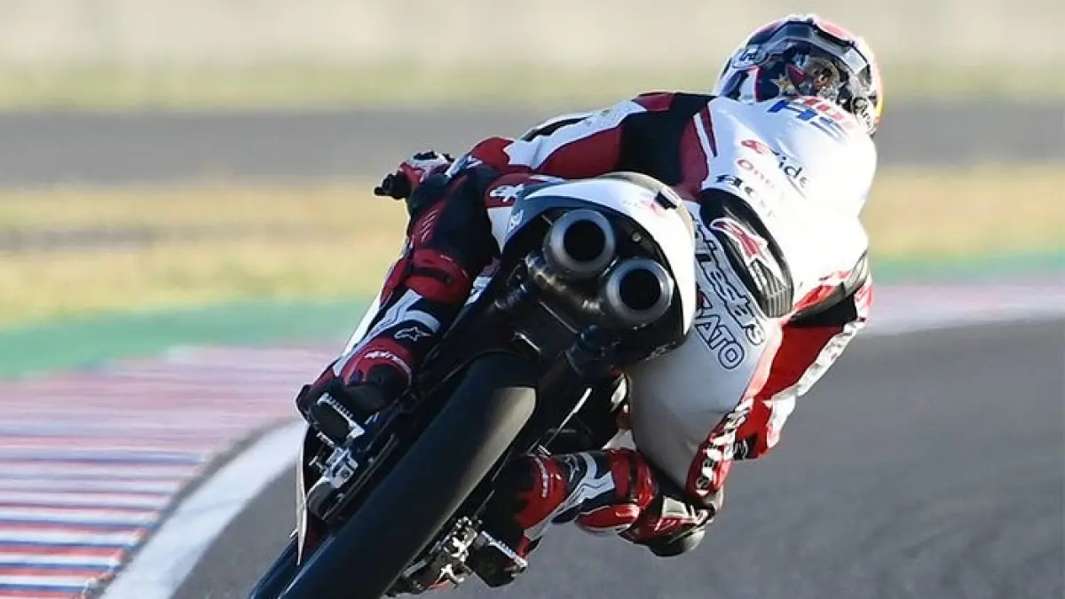 Veda Ega Pratama jadi sorotan Moto3 2026 usai tampil impresif bersama Honda Team Asia dan dikabarkan mulai diincar KTM.(Gemini AI)