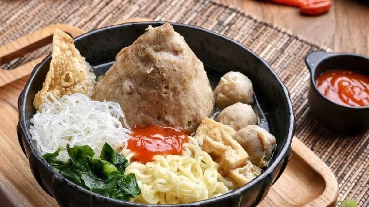 Bakso Lonjong Sidoarjo viral karena ukuran jumbo Rp200 ribu, berat hingga 3 kilogram dan cukup dimakan 30 orang.