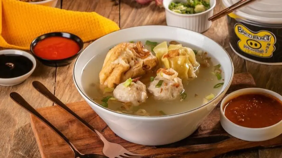 Bakso Meme Sidoarjo viral karena bakso jumbo Rp50 ribu sebesar kepala bayi dengan tekstur urat dan tulang muda melimpah.