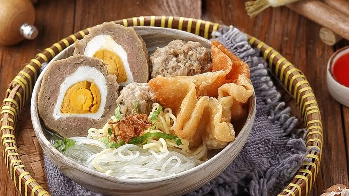 Bakso Zizan Jombang viral karena Rp12 ribu dapat 3 porsi jumbo. Owner habiskan 100 kilo adonan bakso setiap hari.