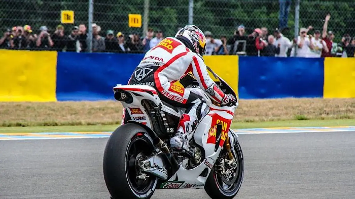 Feda Ega Pratama Moto3 2026 tampil impresif, naik podium Brasil dan bersaing di klasemen dunia Moto3 2026.(pinterest)