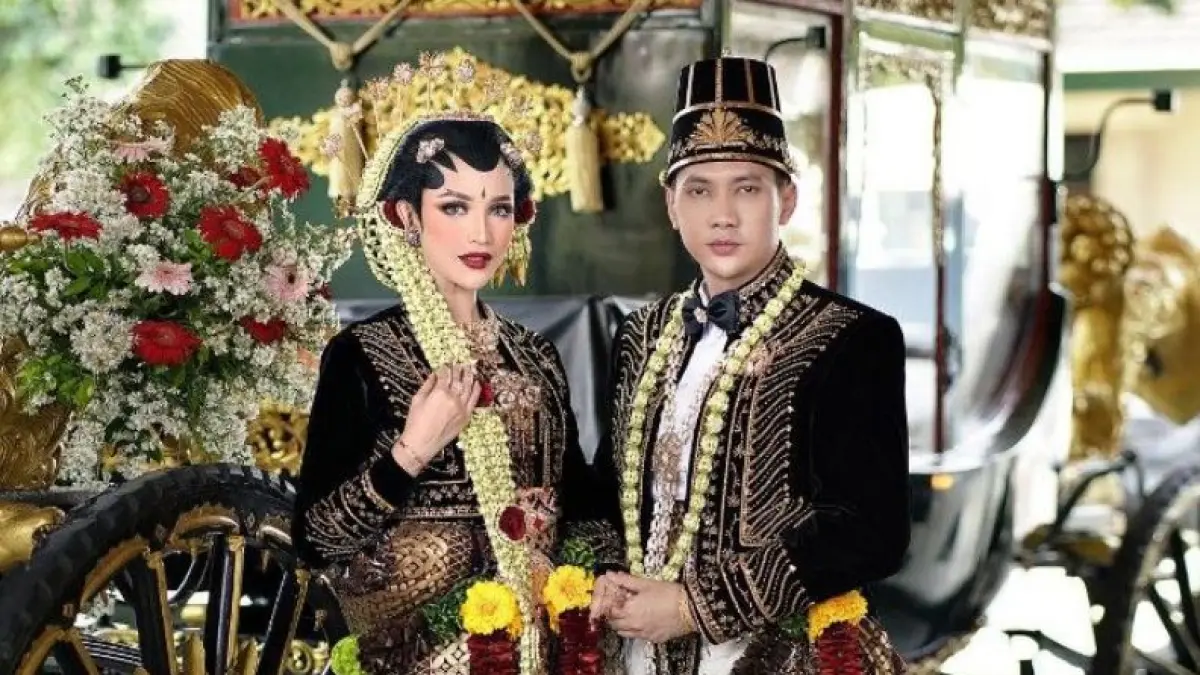 Gus Baha bahas larangan nikah anak pertama dan ketiga menurut adat Jawa. Singgung weton hingga pentingnya tawakal kepada Allah.(Pinterest)