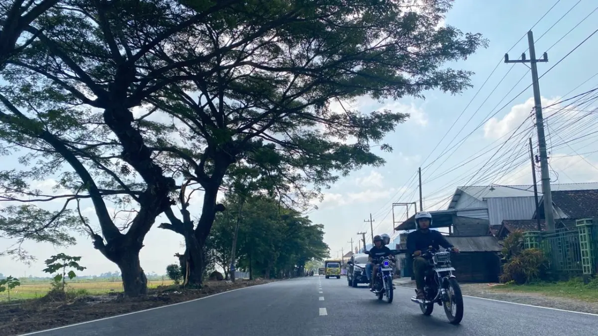 Kondisi jalan utama Tulungagung-Campurdarat di Desa Pelem yang sedianya menjadi jalur alternatif Tulungagung-Trenggalek selama Jembatan Gondang 1 dibongkar.(DR PERDANA/RADAR TULUNGAGUNG)
