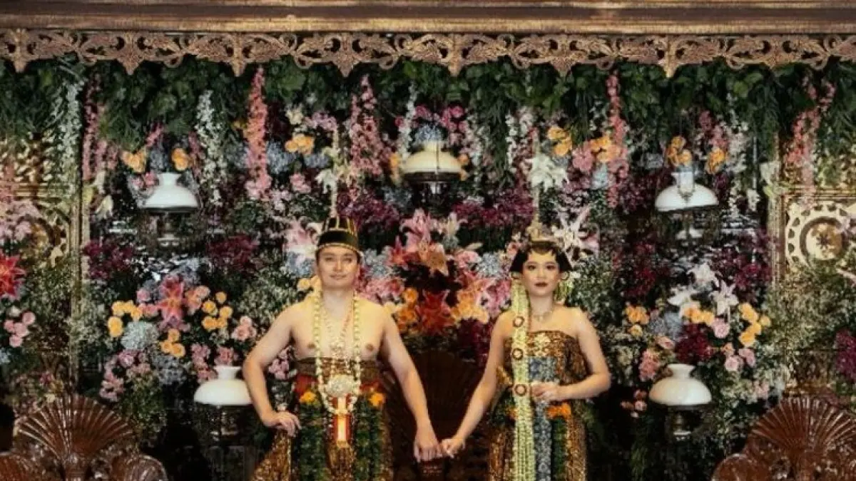 Larangan pernikahan Jawa soal arah tenggara, satuan geyeng, dan bulan Suro viral. Benarkah bisa sebabkan cerai hingga rezeki seret? (Pinterest)
