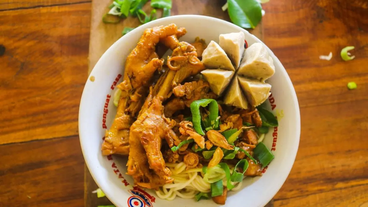 Mie Ayam Bakso Tetelan Cak Irwan Monjali viral di Jogja. Porsi jumbo Rp20 ribu dengan kuah gurih dan tetelan melimpah.