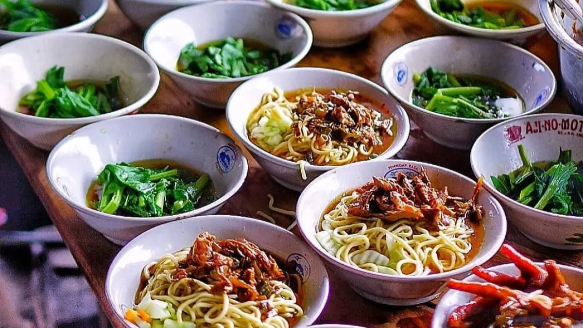 Mie Ayam Cak Kandar Pulomas viral lagi karena topping hati ampela dan telur pindang, legenda sejak 1986 di Jakarta Timur.