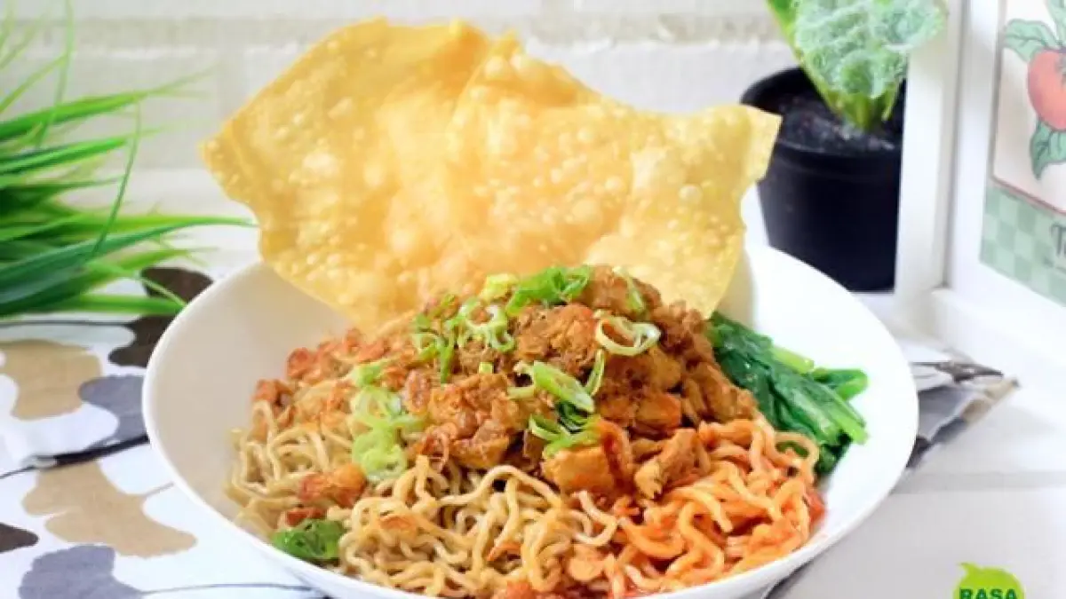 Mie Ayam Legendaris Karangsentul Purbalingga viral karena masih pakai kayu bakar dan harga mulai Rp13 ribu.