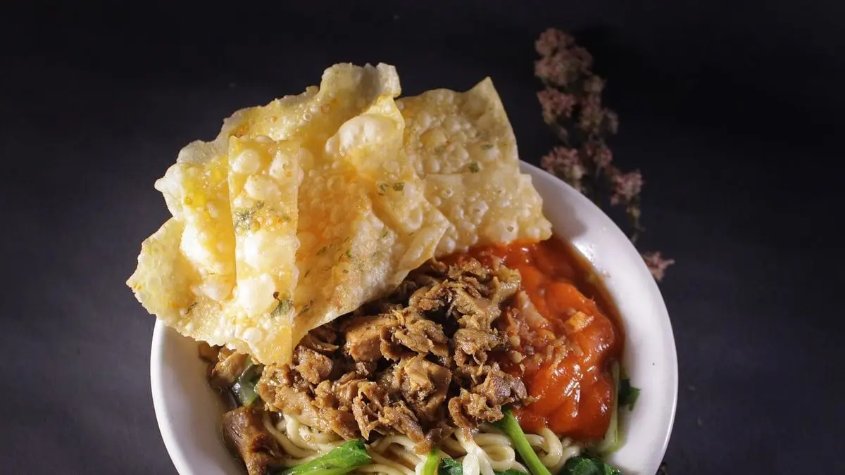 Mie Ayam Mas Irin Tangsel viral karena chili oil rempah unik, antre panjang, dan bisa habis hingga 1.000 porsi sehari.
