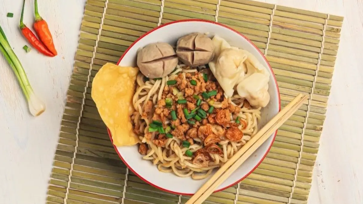 Mie Ayam Pak Jenggot Kembangan Jakarta viral, harga Rp13 ribu dengan ceker dan bakso, kuah gurih bikin antrean panjang.