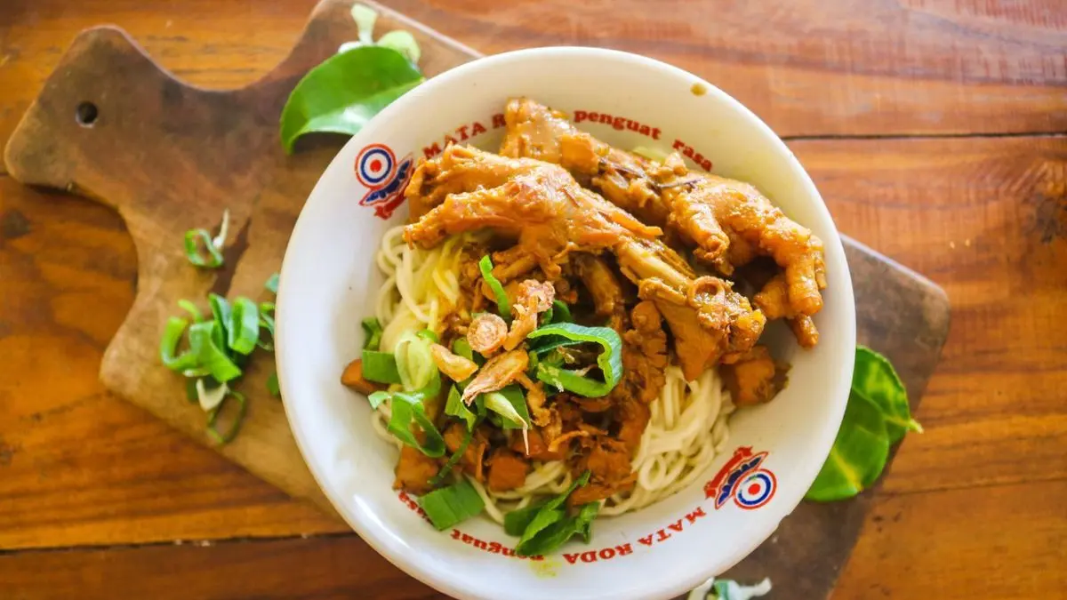 Mie ayam Pak Sardi viral karena topping ceker dan kepala ayam melimpah dengan harga murah mulai Rp15 ribuan.