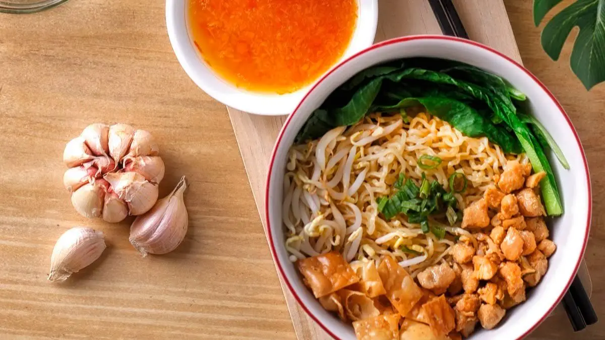 Mie ayam viral Jogja mulai Rp8 ribuan ramai diburu karena porsi barbar, topping melimpah, dan rasa gurih khas Jawa.