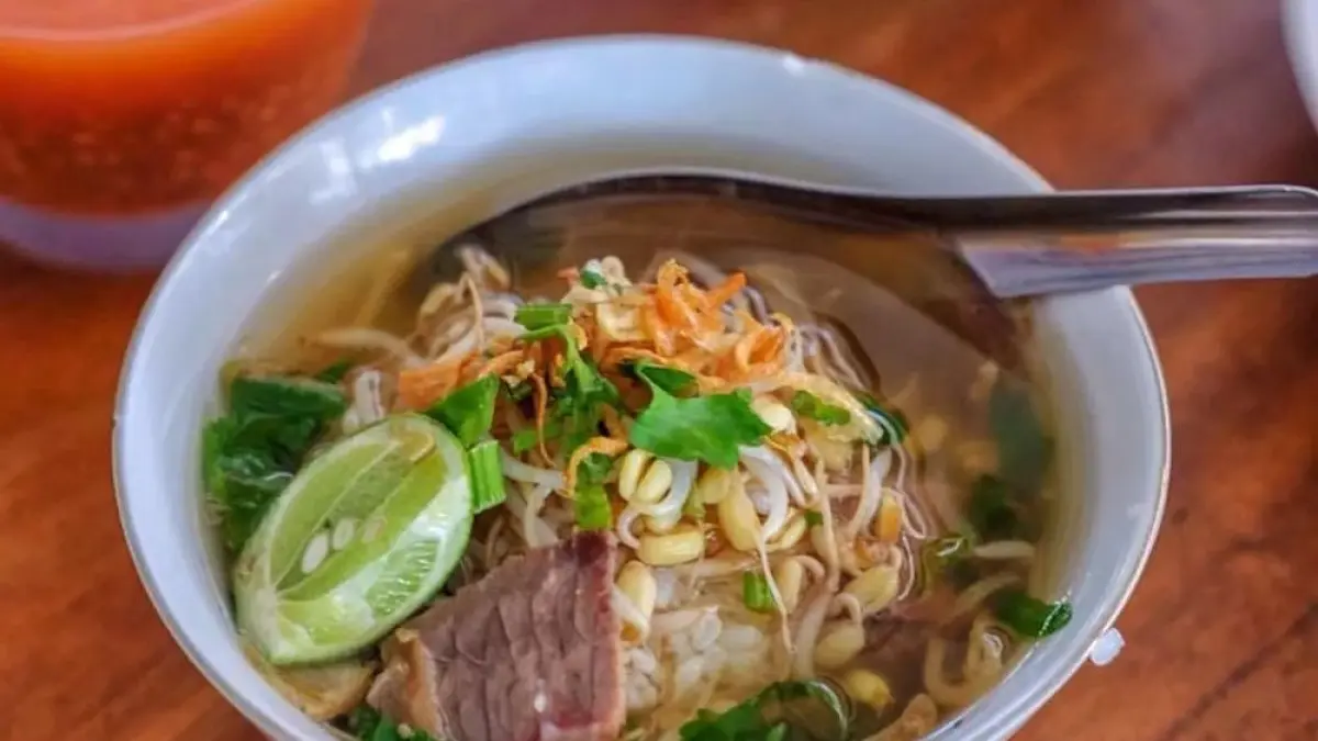 Resep soto ayam kuah santan gurih viral dengan ayam goreng, kentang renyah, dan rempah lengkap, mudah dibuat di rumah.