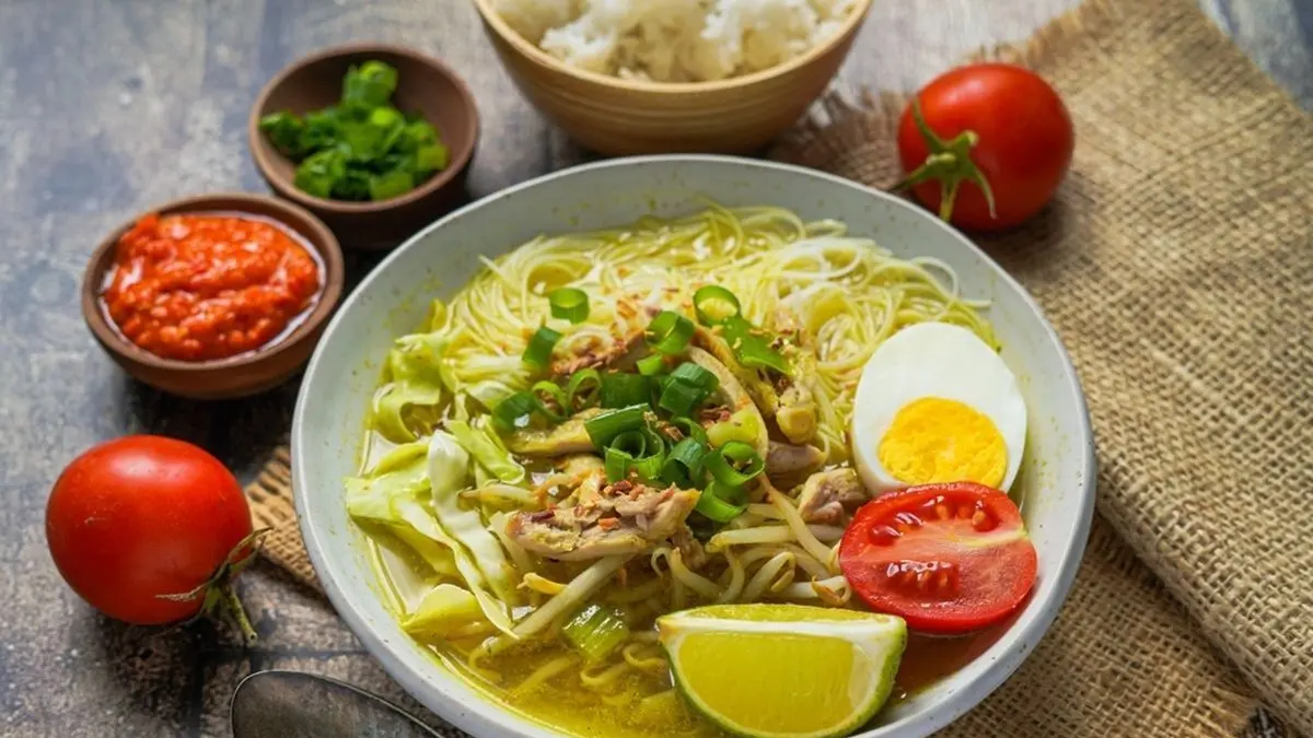 Soto Ayam Cak Boneng Malang viral karena porsi brutal, nasi sepuasnya, dan harga murah mulai Rp12 ribu.