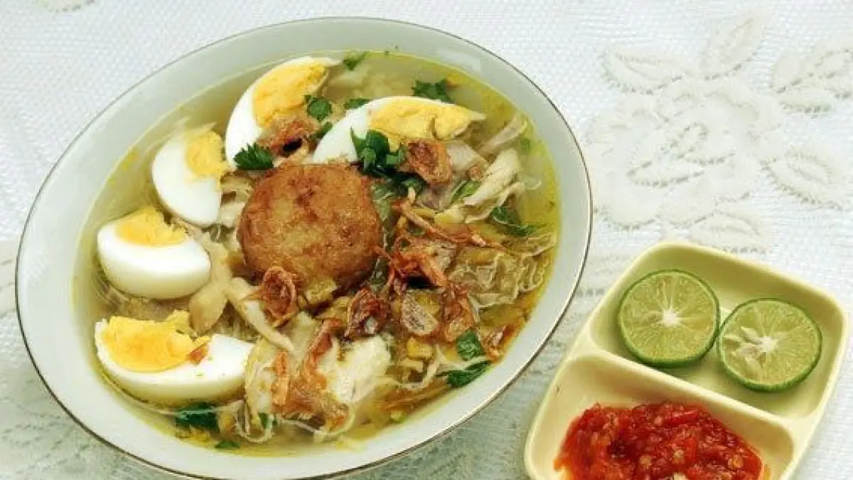 Soto Ayam Cak Pagi Surabaya viral karena selalu ramai sejak pagi dan mampu habiskan lebih dari 50 ekor ayam per hari.