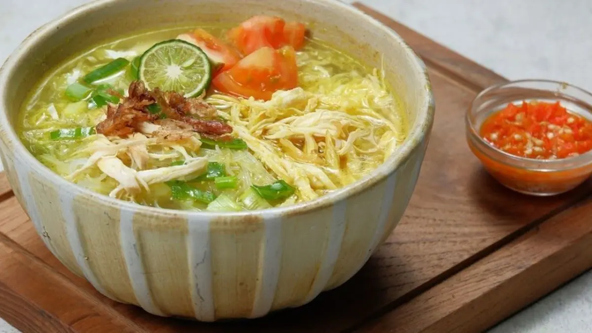 Soto Ayam Cak To Surabaya viral karena mampu habiskan 120 ekor ayam per hari dan tetap ramai saat cuaca panas.