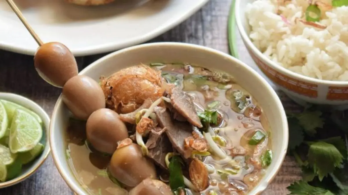Soto Ayam Kampung Tulungagung viral dengan mangkok kecil, rasa gurih khas ayam kampung, dan bumbu tradisional yang bikin ketagihan.