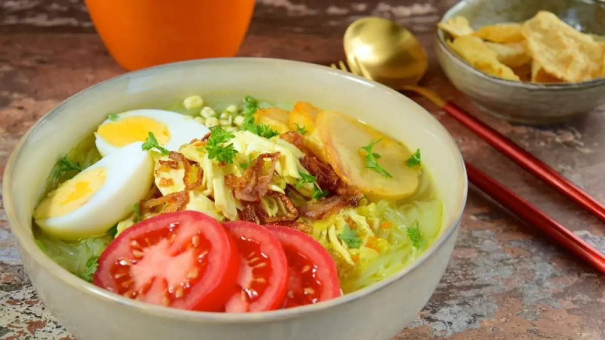 Soto Sangka Banyumas viral karena resep sejak 1925 tanpa micin dan kuah kaldu ayam kampung dimasak pakai kayu bakar.