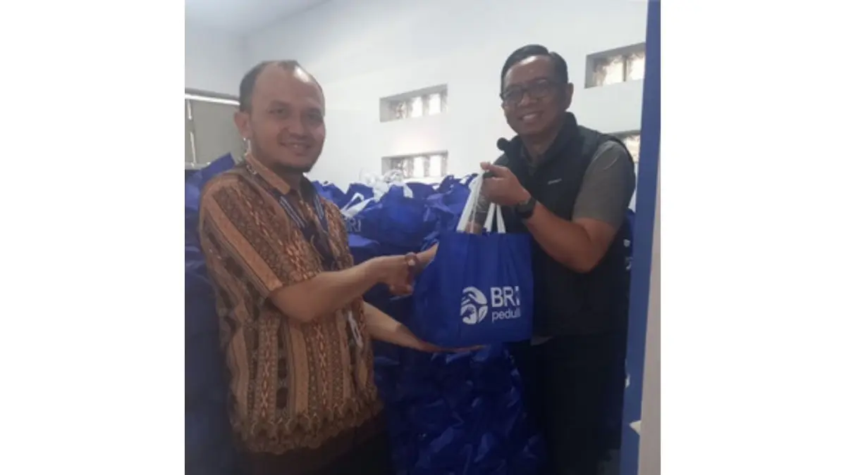 Simbolis penyerahan bantuan berupa 4.000 paket sembako dengan total nilai mencapai Rp 440 juta dari Bank Rakyat Indonesia melalui Branch Office Tulungagung yang merupakan program Tanggung Jawab Sosial dan Lingkungan (TJSL) atau Corporate Social Responsibility (CSR).