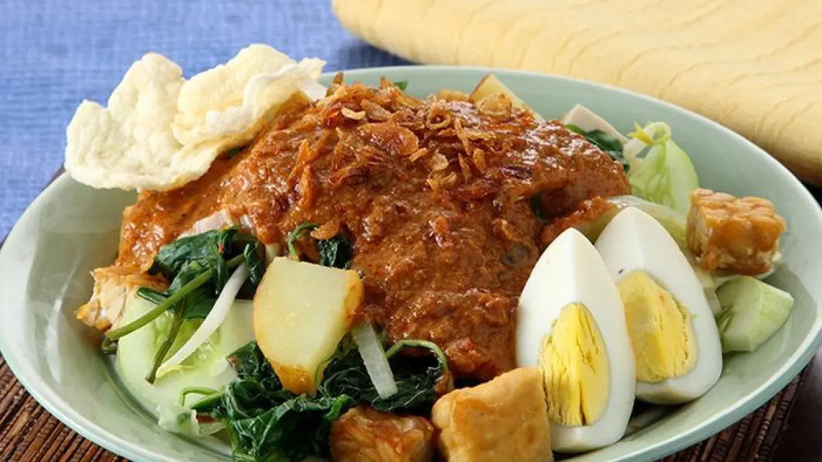 Gado-gado Betawi praktis ala Rudy Choirudin viral karena bumbu kacang kental bisa diulek atau diblender dan cocok jadi ide jualan. (Pinterest.com)