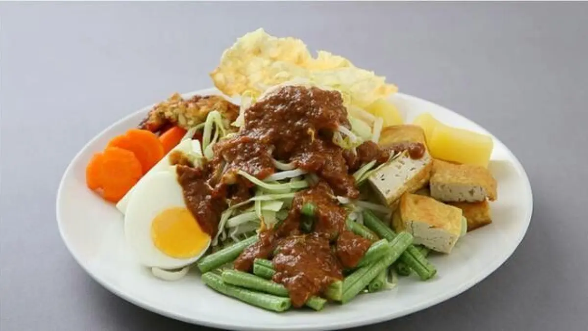 Gado-gado Bu Joko Pluit viral karena bumbu kacang mede dan racikan khas eks MasterChef Indonesia yang rasanya disebut premium. (Pinterest. com)